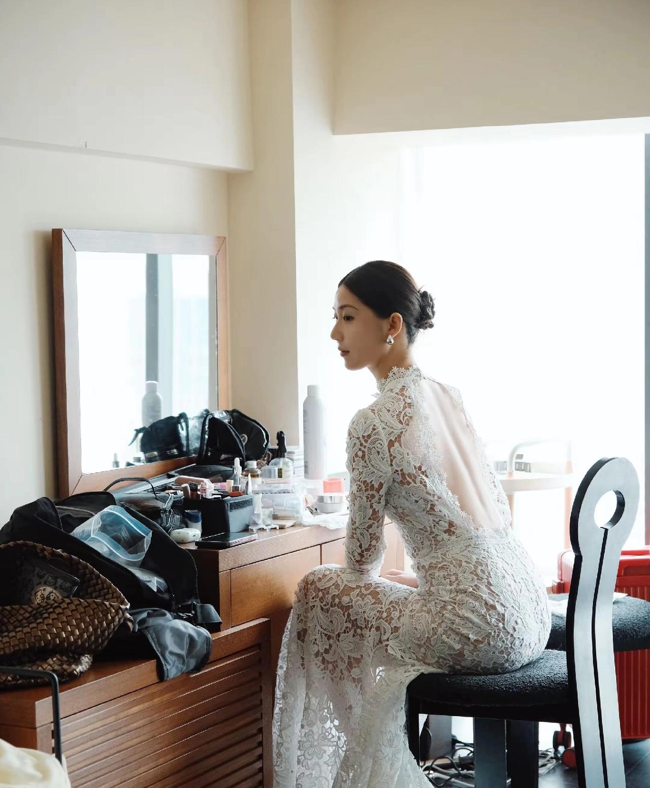 优雅的婚纱背影，静谧的梳妆台，等待美好的一天。明日嫁做他人妇，有些许的小紧张，想