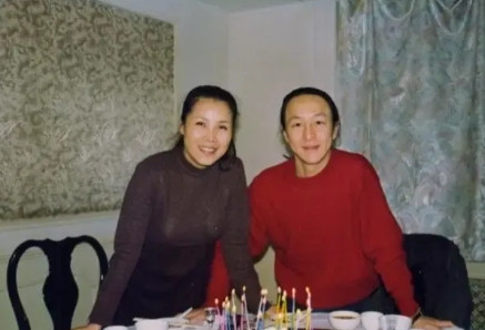 2000年，田震和音乐制作人张卫宁相恋9年，张卫宁手捧玫瑰，单膝跪地向田震求婚，