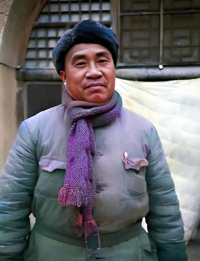 这张照片拍摄于1938年，当时朱老总52岁，身穿棉军装、戴着棉帽、围着围脖，站在
