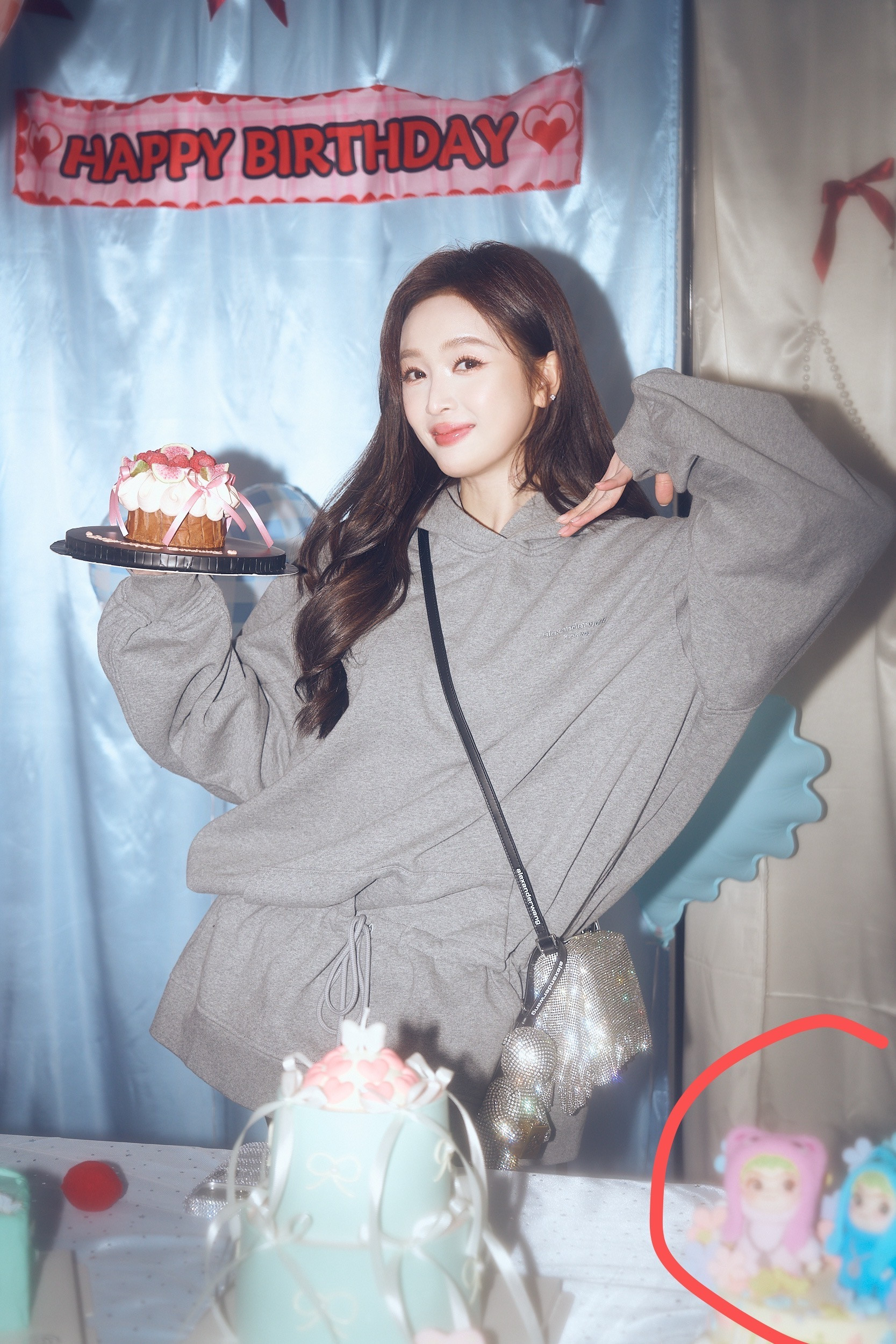 吴宣仪wxy吴宣仪0126生日快乐爱你老己收到了满满的爱和祝福开心朋友们?