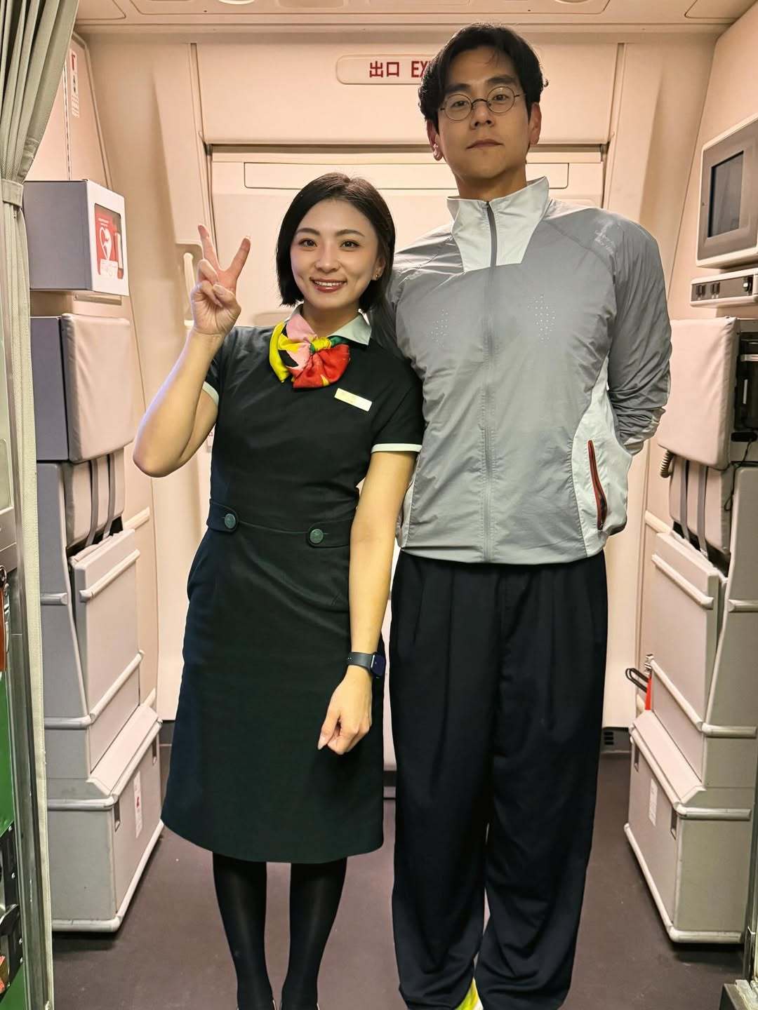 彭于晏和空姐合照像站军姿