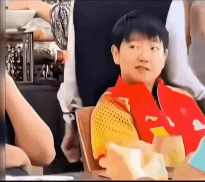 小豆包，这是又在扫描谁呀？就喜欢看我们豆包，这样给别人“做CT”的样子…我