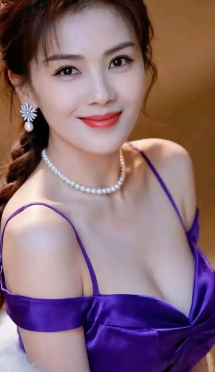 穿紫色缎面吊带裙的刘涛，太性感，太美啦，美得让人眼睛都快睁不开了……