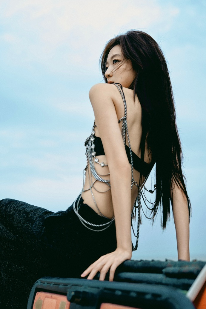 孙千东北女人的韵味很难得见到孙千这般舒展的气质，是东北女生独有的通透坦荡。性格直