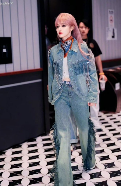 当“舞台女王”遇上“秋裤达人”，黄霄雲的这份反差萌，让人爱了。那份把专业留给舞台