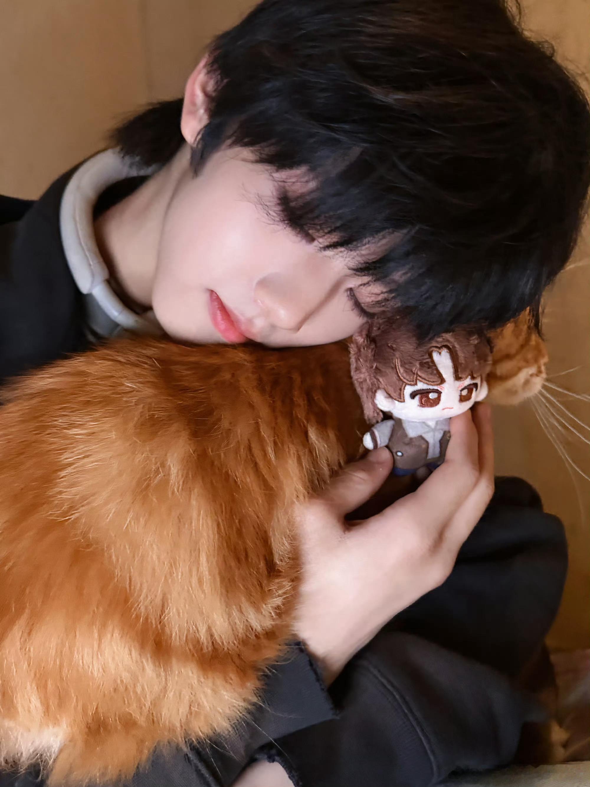 【张函瑞】张函瑞抱猫好温柔张函瑞发微博了，喵星人治愈一切，函瑞抱猫好温柔