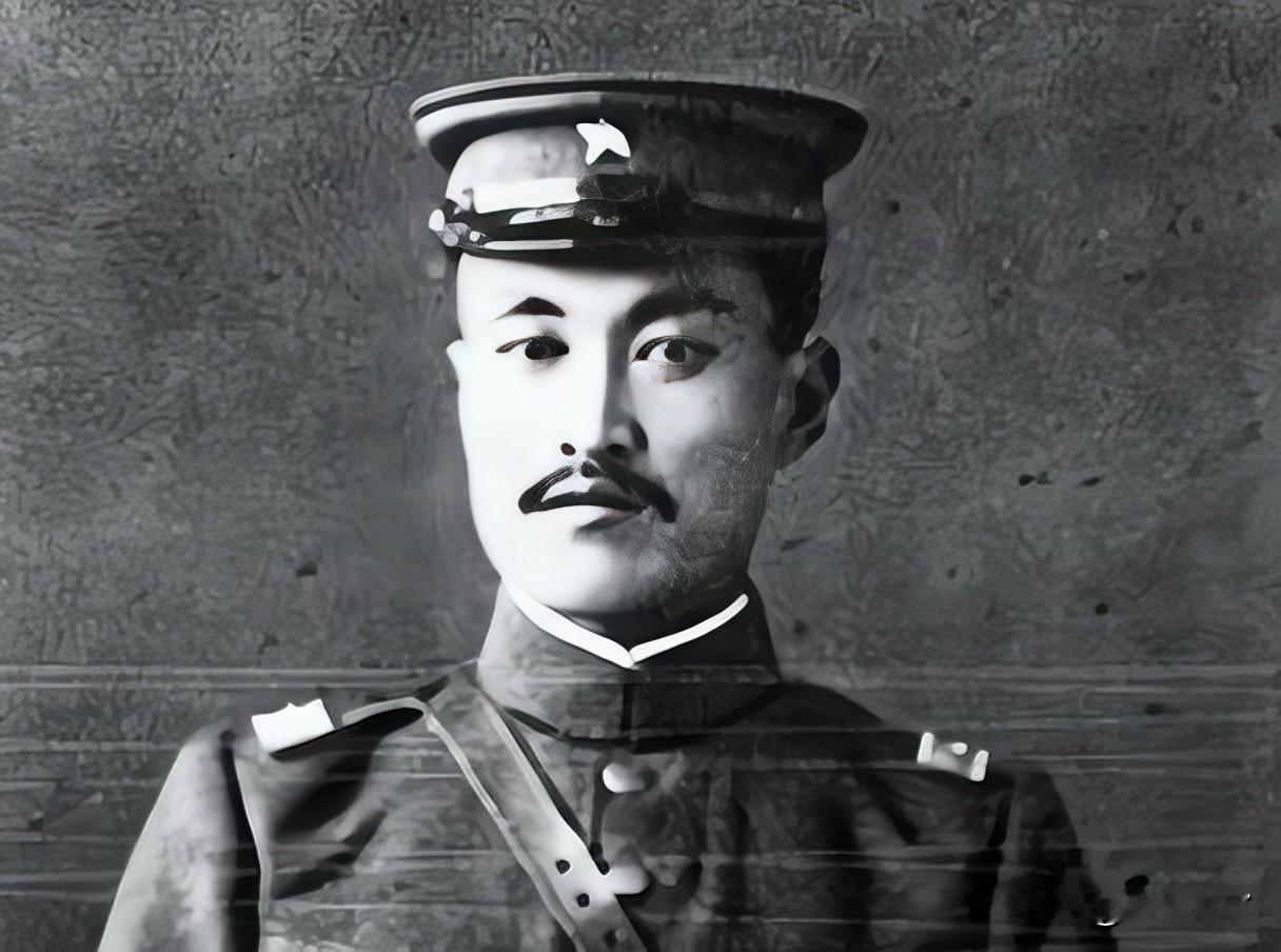 1925年冬，奉系“战神”郭松龄突然倒戈，7万精锐直扑奉天，把义父张作霖逼到差点