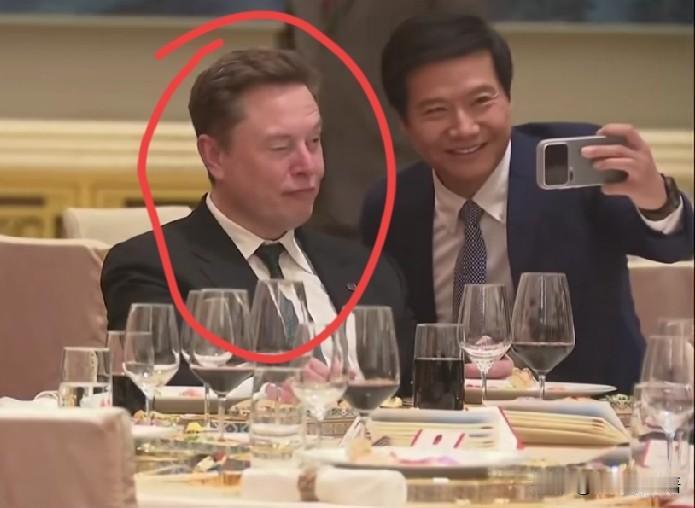 国宴现场，各路大佬排队求合影，马斯克全程“葛优躺”瘫坐，雷军主动拍肩握手，马斯克