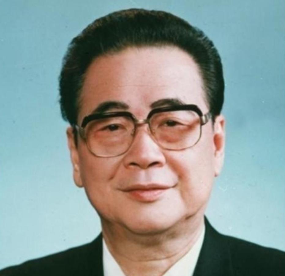 1992年7月的一天，北京医院重症监护室内，气氛凝重。高龄的邓颖超躺在病床上，氧