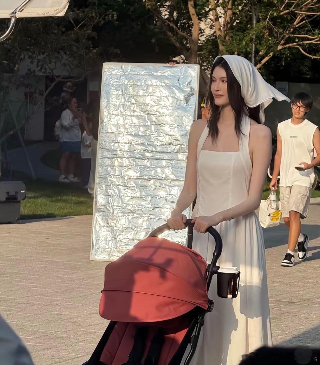 何穗推着婴儿车太美了，又白又瘦，完全是仙女级别的，一点也不像宝妈。