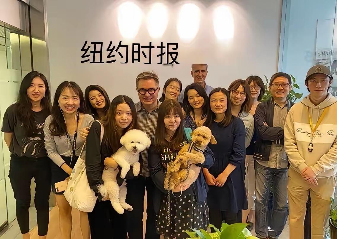 纽约时报驻华记者被驱逐，细思极恐的是，看这张纽约时报驻华办事处的大合影，有白男，