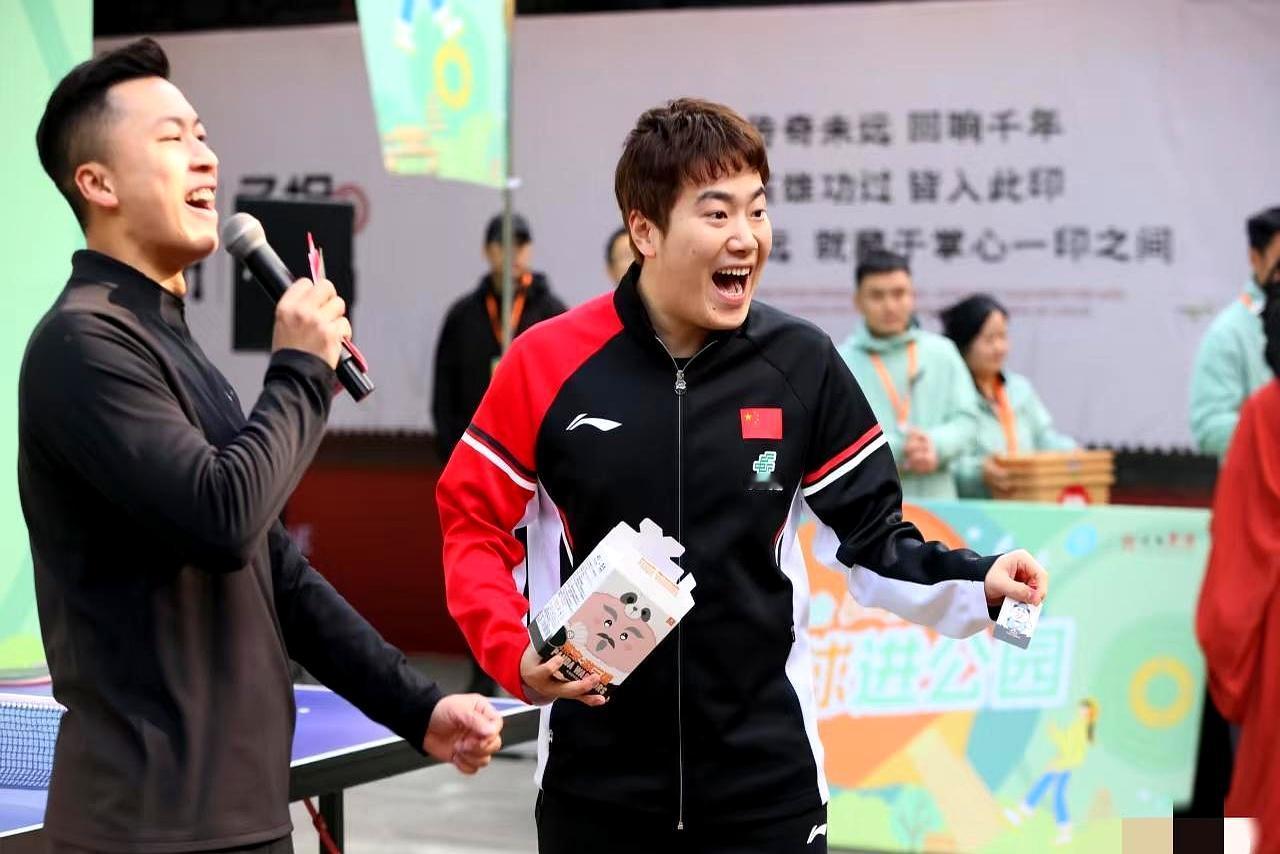 今天国乒兵分三路参加武侯区的活动，河北兄妹俩就这么一块儿去了，大胖全程都