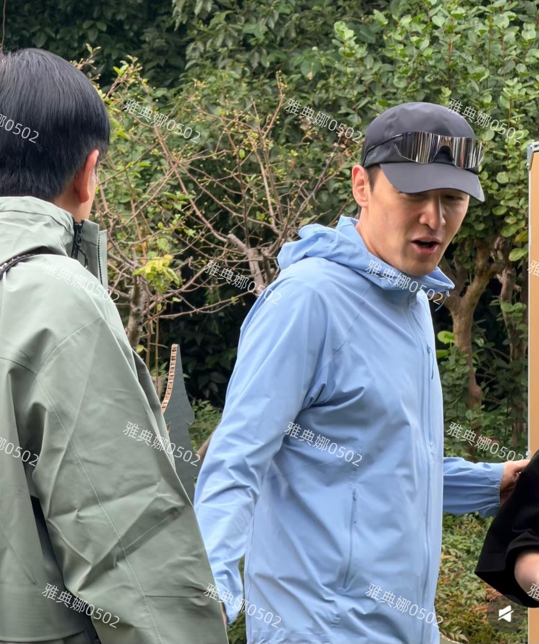胡歌本人并没有网上夸的那么帅气男神！刚刚在上海某公园散步的时候，遇到有摄制组在