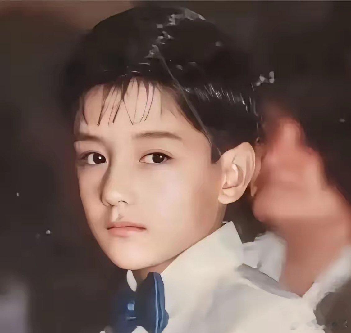 果然是亚洲第一的帅哥，小时候就是长得这么清冷优雅，天生丽质，挺有气质的一个男孩，