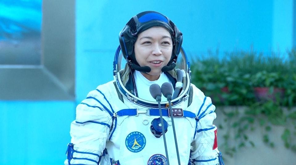 44岁三娃妈妈勇敢飞向太空，却招来一些刺耳的批评声，指责她“自私”“不配当妈”。