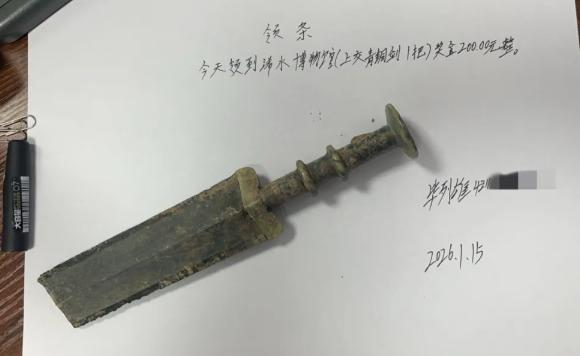 2026年1月，湖北一名男子在工地上意外发现一把锈迹斑斑的古剑，怀疑是两千多年前