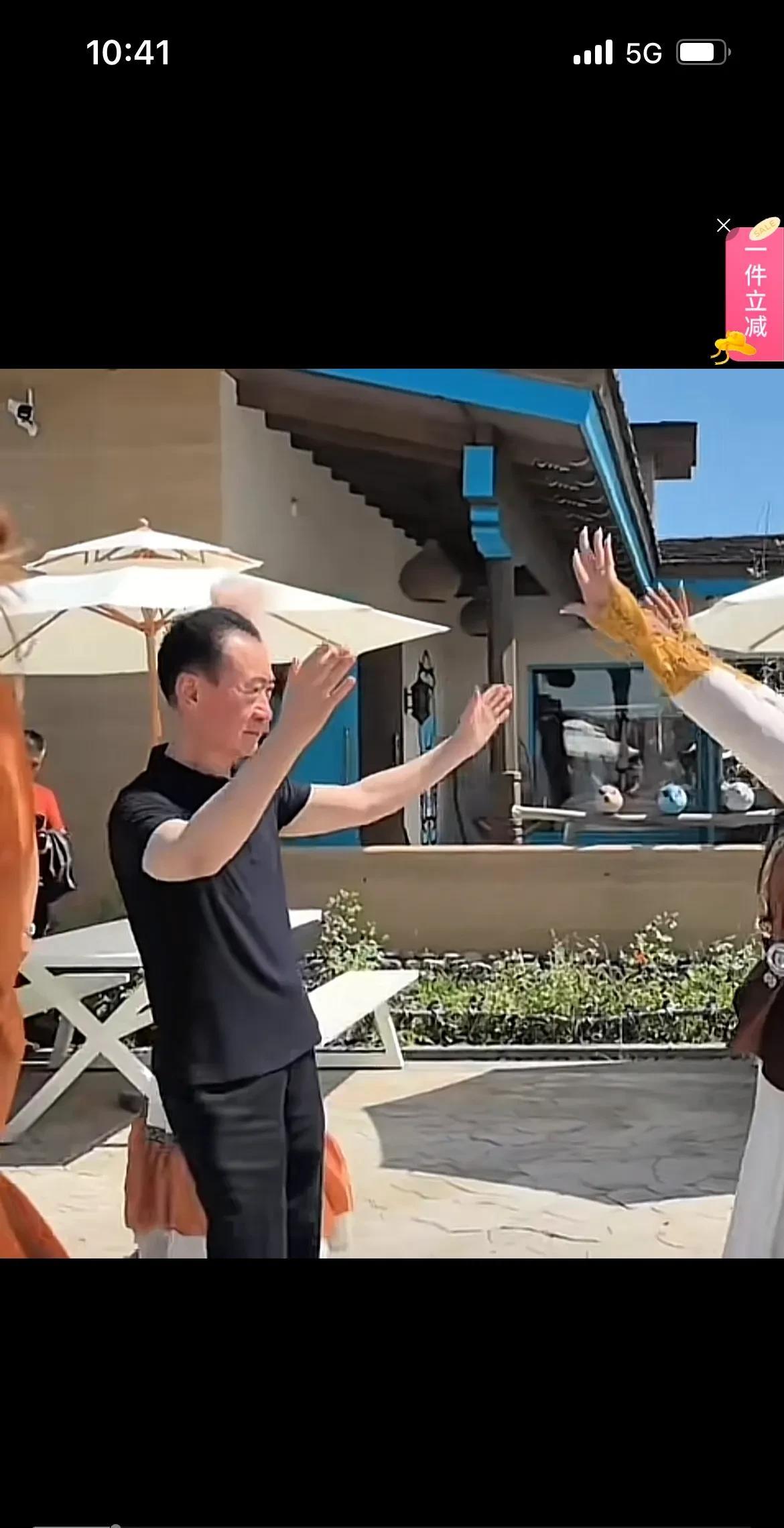 王健林现在这身骨子已经步入老年人阶段了，哪里快乐去哪里，现在就是跟着学新疆舞，不