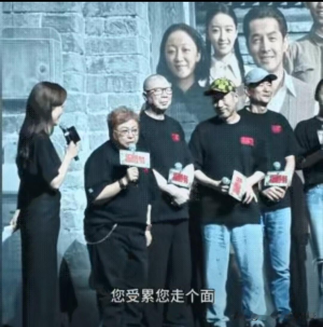 韩红：您受累走个面，把这第一波的票房带起来，咱就有了！其实这话让人反感的，不