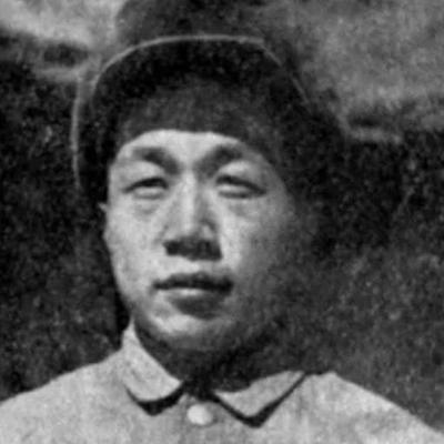 “别进去了，困死他！”1950年，一名志愿军战士被3000名美军堵在坑道中，美军