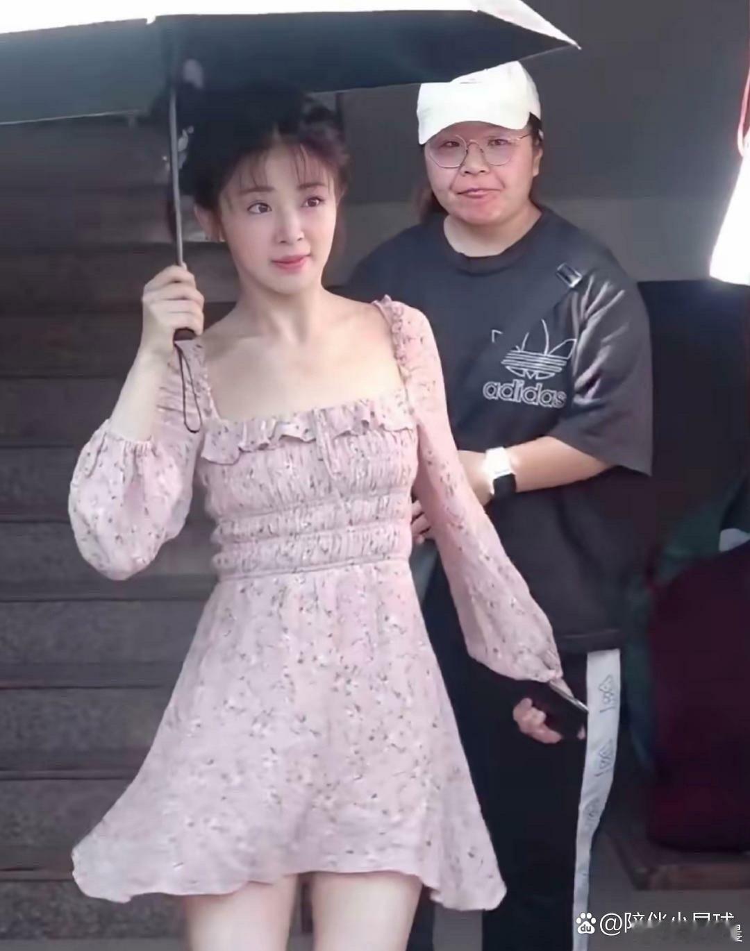 快40岁的张含韵也太会保养了，依旧满满少女感，状态甜到犯规～