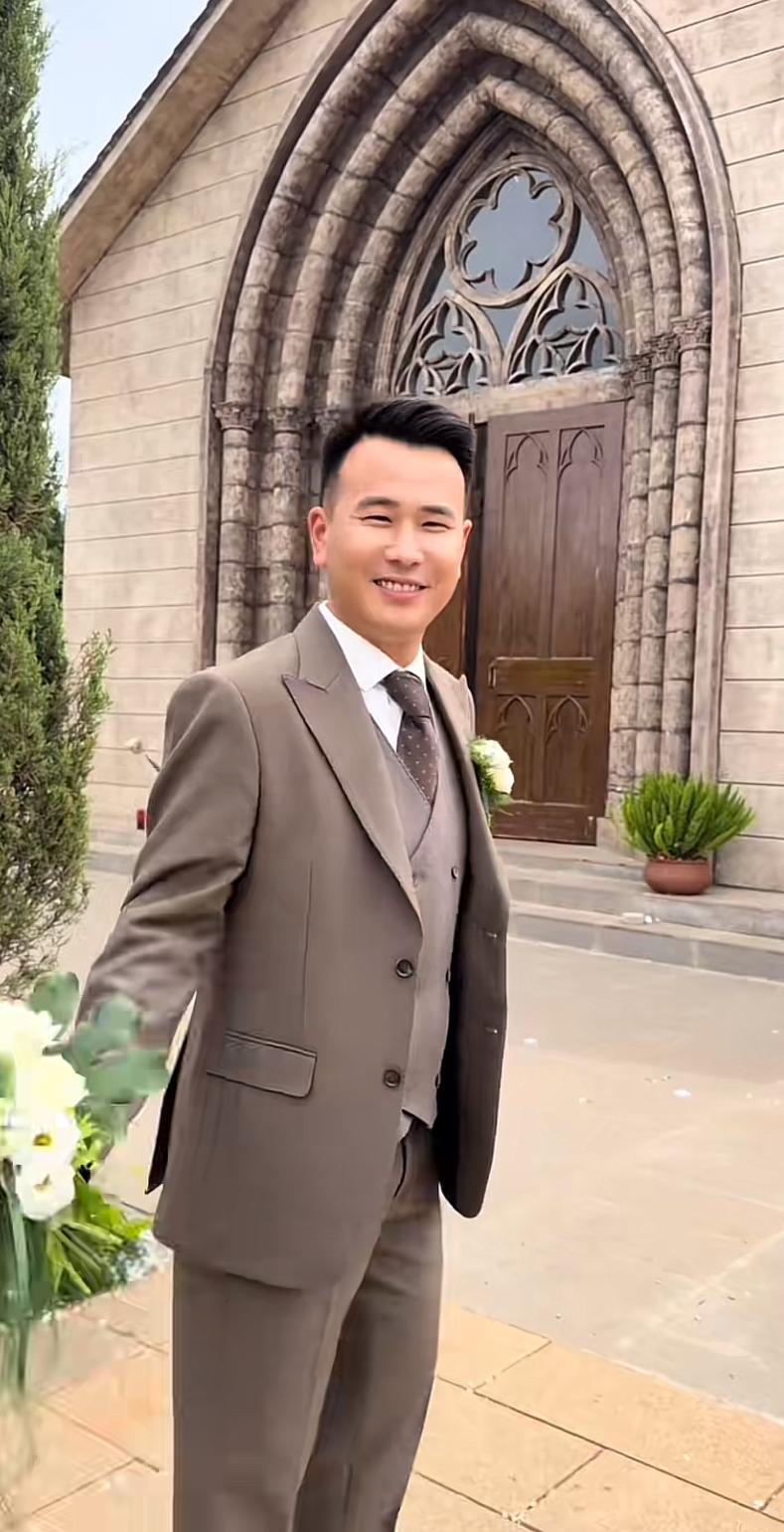 陈亚楠，帅气的未婚夫，双膝下跪，感动全网。今天郭新鹏穿着一身笔挺帅气的西装，手捧