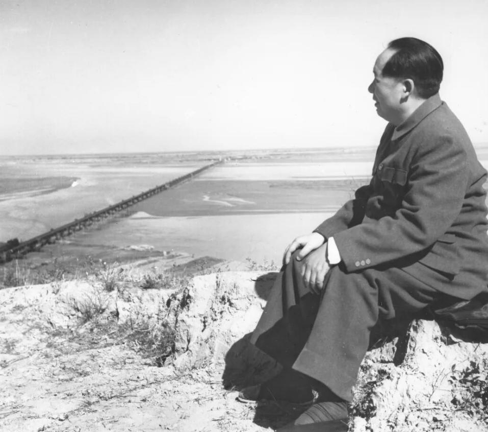 1957年，毛主席视察武汉，得知救过自己性命的王盛荣只是一个副处长，当即下令：“