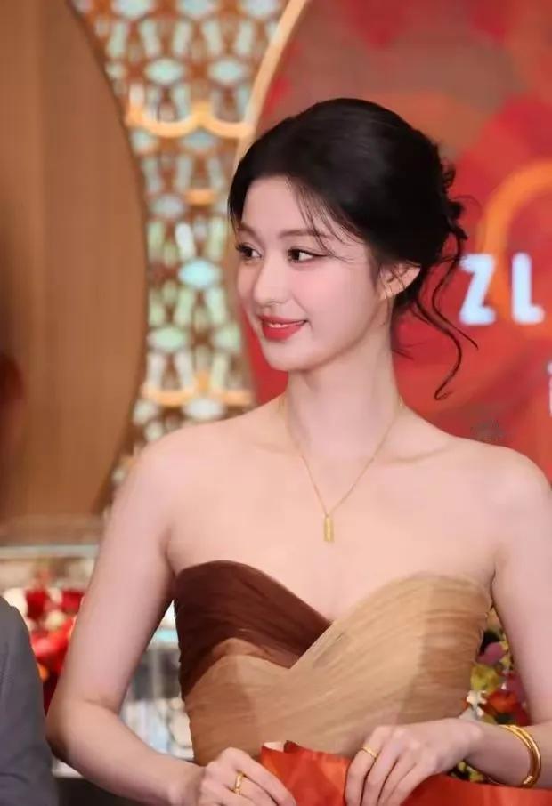 活动现场，王楚然身着金色抹胸裙惊艳亮相，明艳大气之姿似将星河穿于身上。雪白肌肤在