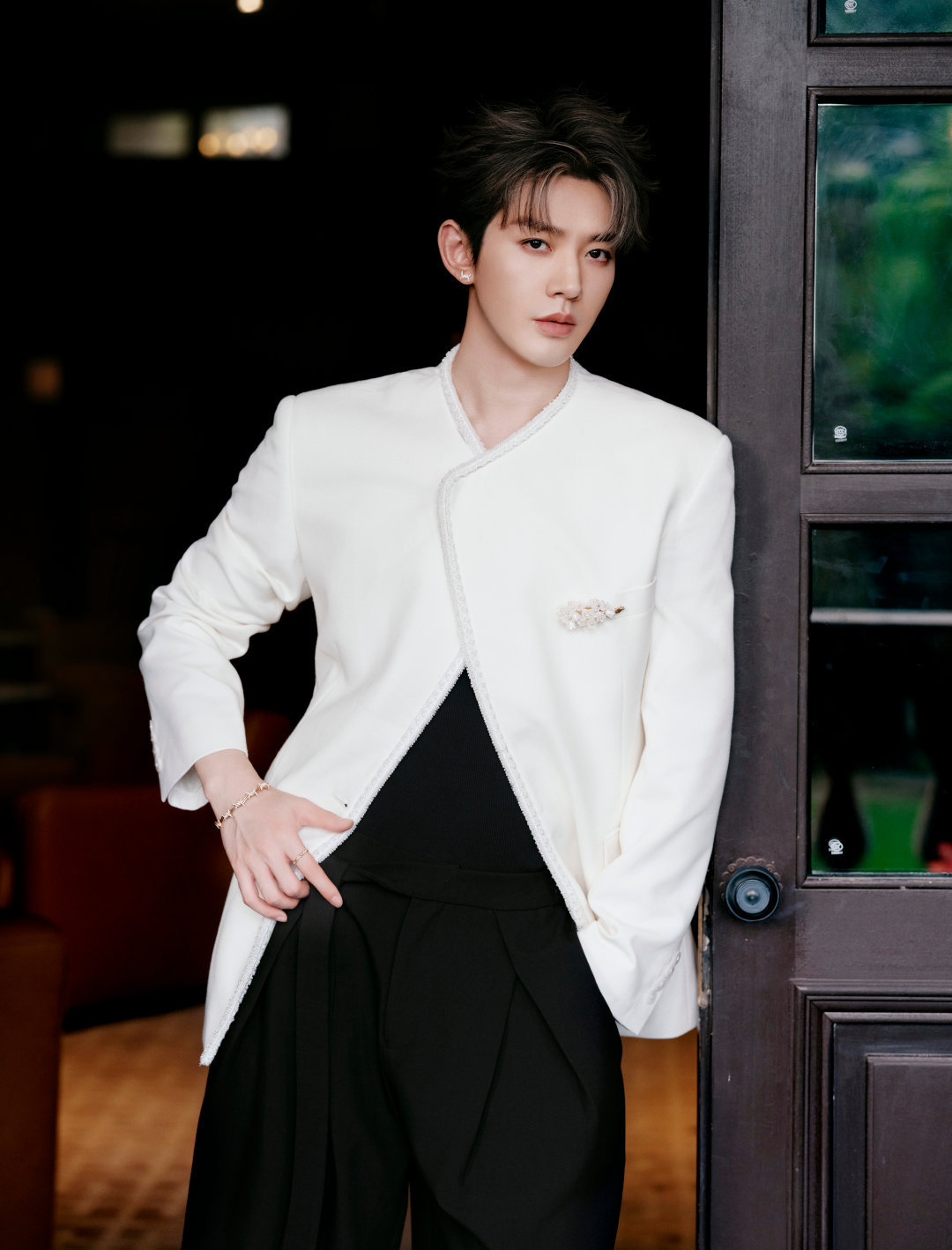 邓为×PANTENE今日潘婷直播活动，一袭WENJUN.XU白色外套搭配