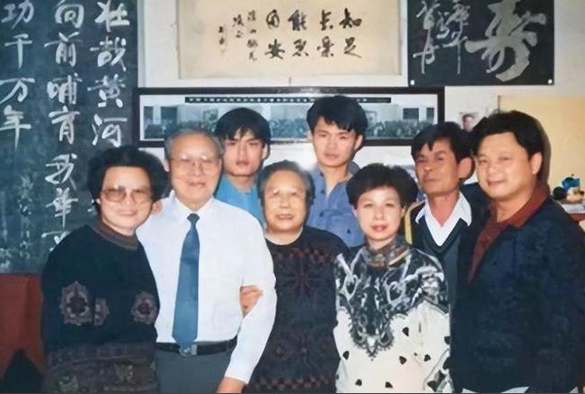 1980年，沈醉到香港探亲，并见到了已经改嫁的妻子，他沉默片刻后，对妻子的现丈夫