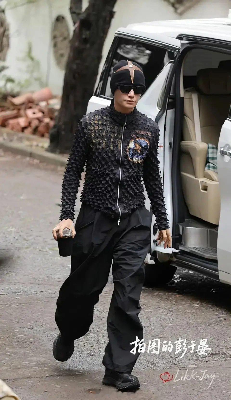 他身材辣不辣我不知道，但我的眼睛现在很辣