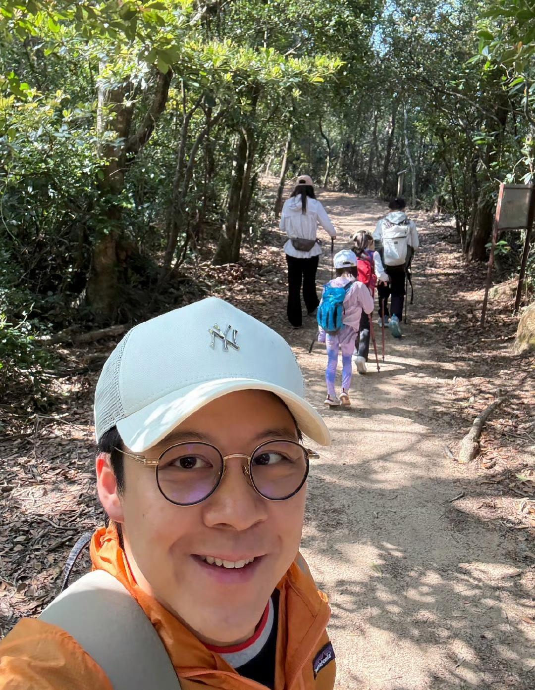 阳光明媚，春天好景色，郭晶晶和霍启刚带孩子一起爬山感受春天的气息，画面很美好！发