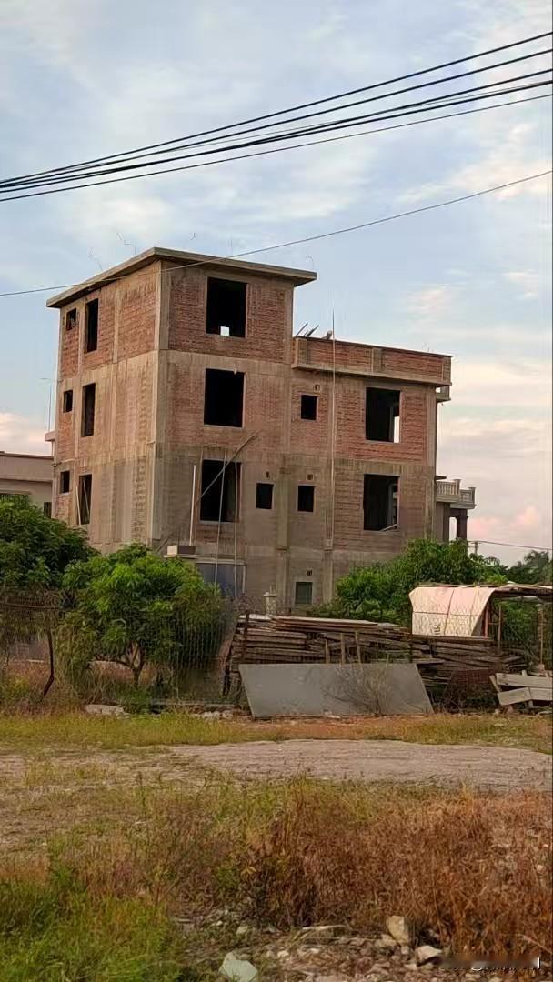 老家有位堂哥，他那三层半的房子主体已经建好，可已经花了将近50W，这耗尽了他家多