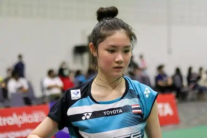 刚刚结束了一场泰国羽毛球公开赛女单1/4决赛争夺，世界排名第27位的泰国19岁天