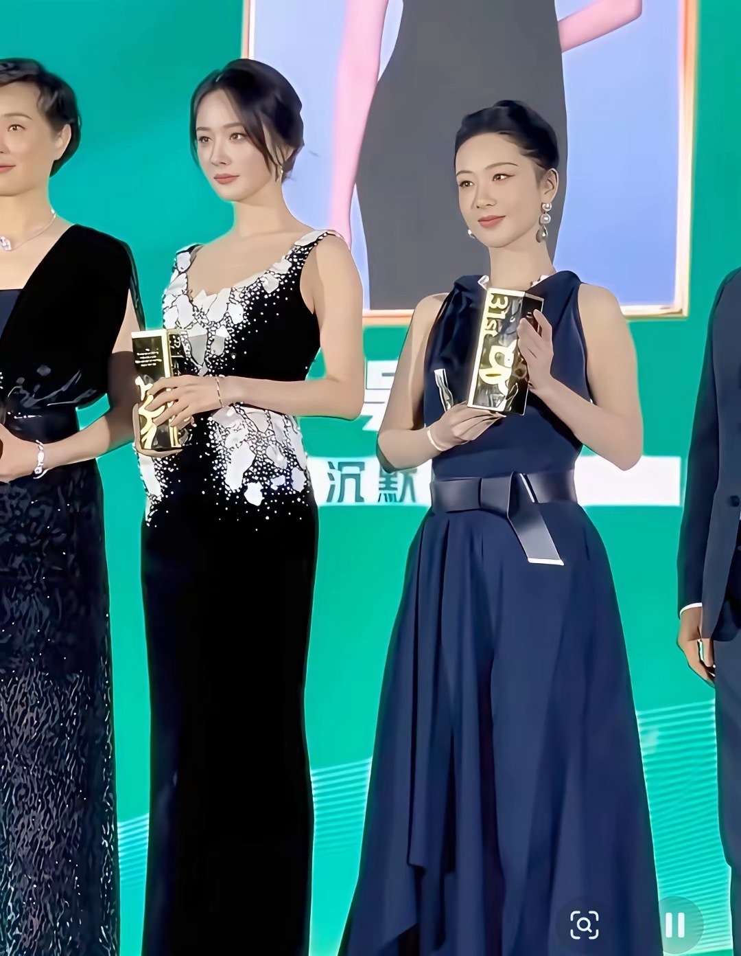 杨紫明明是167的身高，为啥跟168的杨幂看起来差那么多呢，而且都是穿着恨天高！