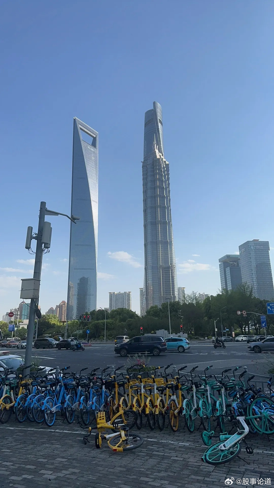 一句话总结昔日地产大佬现状：1.许家印（中国恒大）：人还在、自由没了，帝国彻底