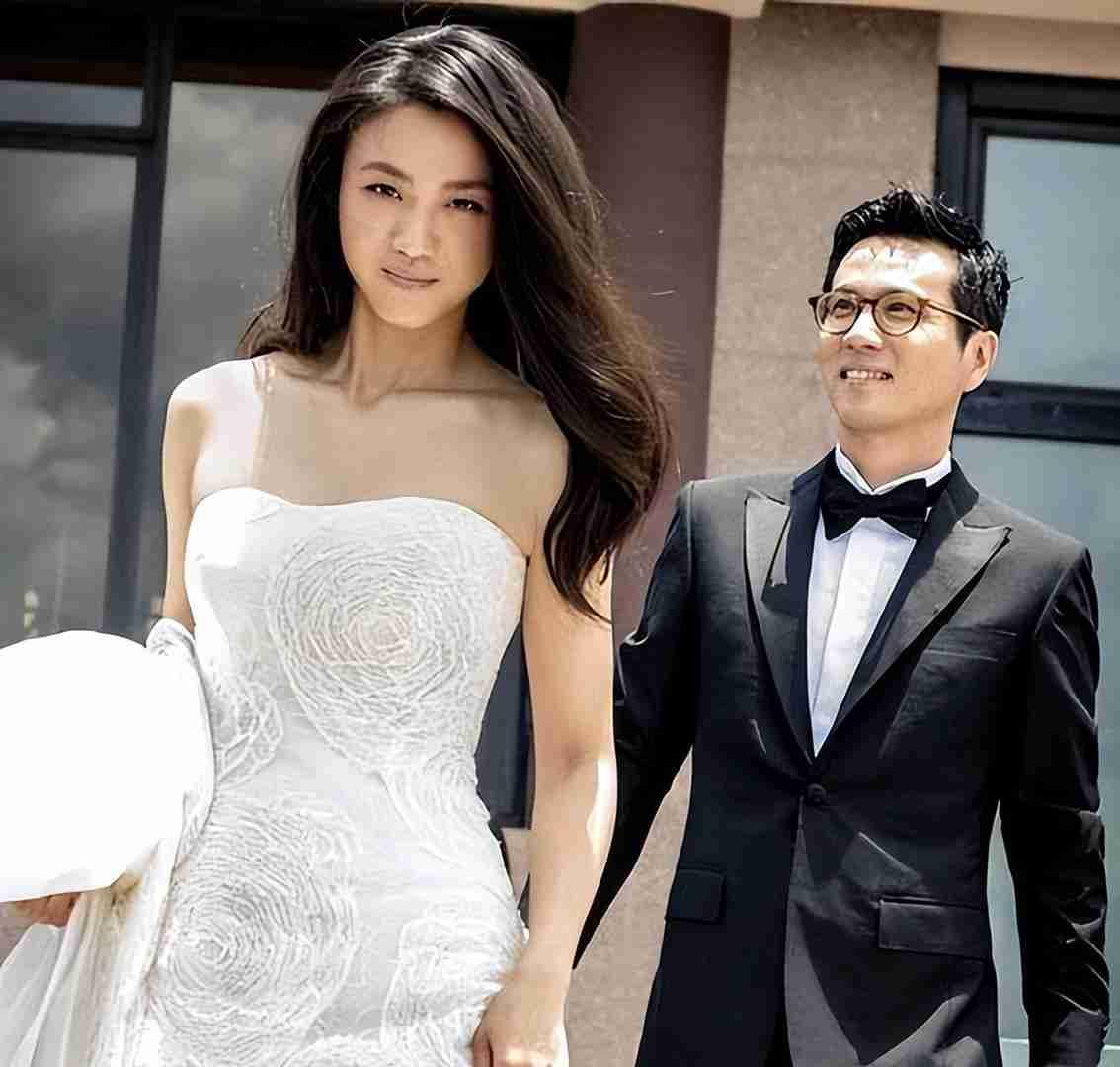 29日，汤唯在社交平台晒出一只小马驹照片宣布怀二胎喜讯：“是的，大大的意外，当然