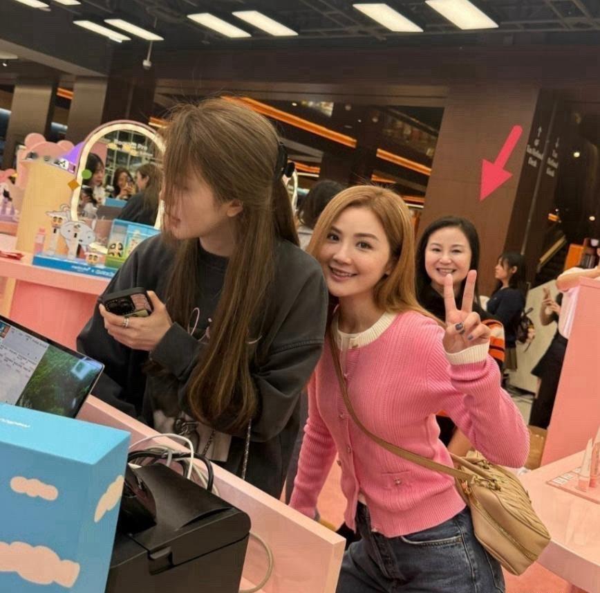 阿sa的妈妈居然露脸啦，好漂亮呀，两个人像姐妹花哈哈