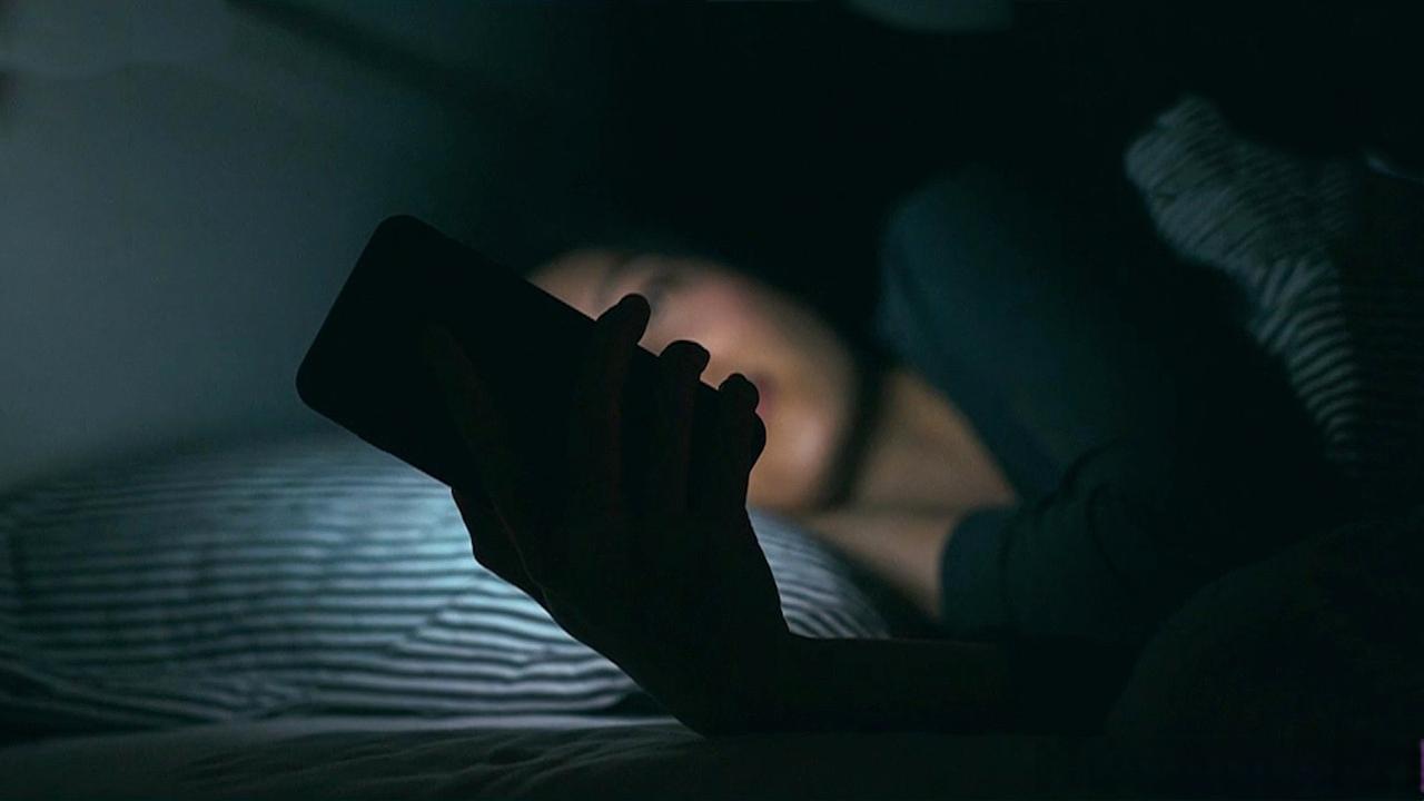 医生坦言：熬夜族一旦坚持早睡，用不了3个月，身体会收获这4个改变长期熬夜不仅打
