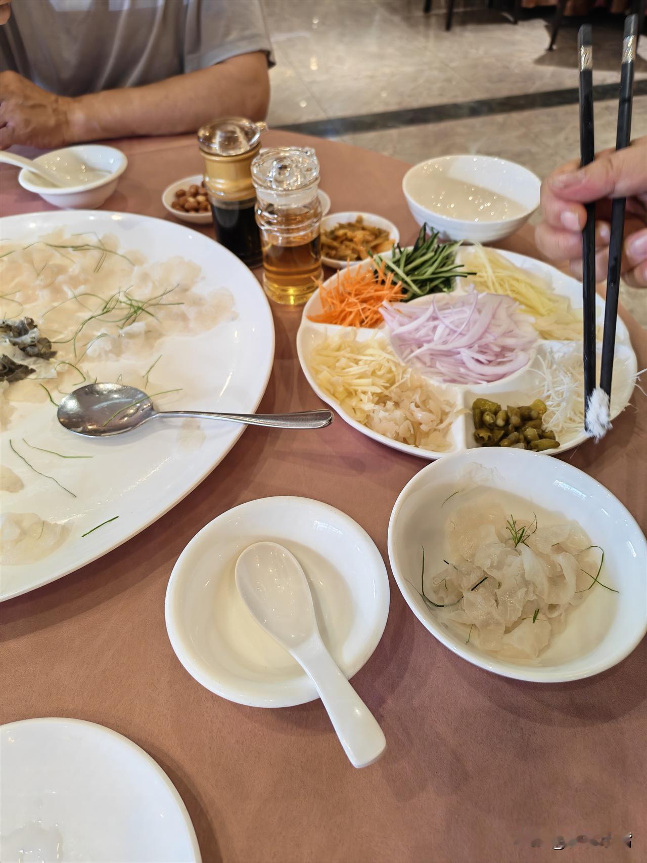 95岁的公公昨天过生日，两个六十多岁的儿子都给老爸过生日祝寿。席间我公公高兴