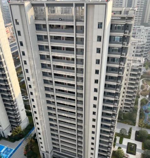 朋友10年前在二线城市买了套30层的高层，当时觉得“视野好、有面子”。今年他想换