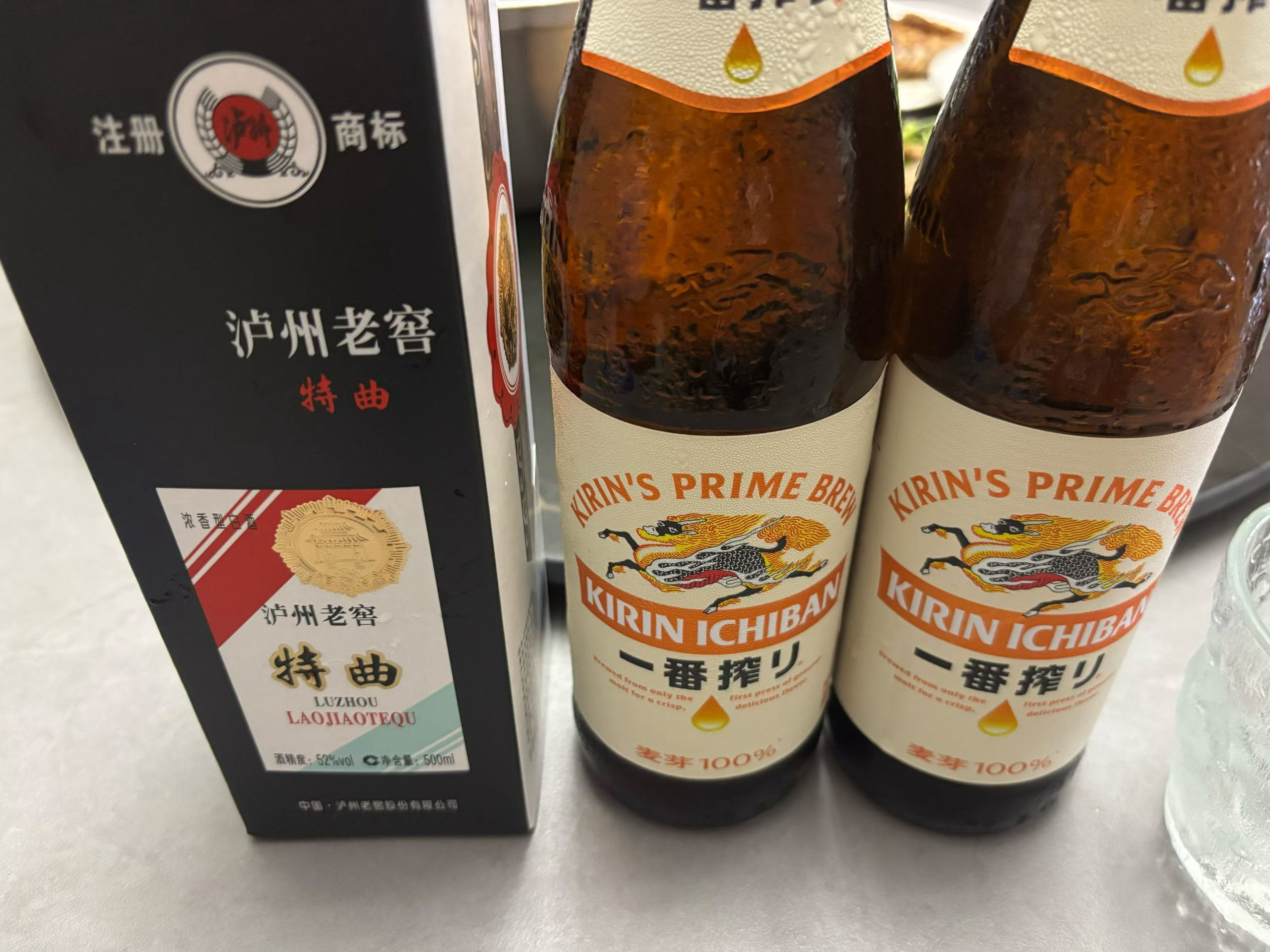 夜深了，一个人喝点。喝着喝着，想到一些事就火大，冰啤酒都压不住的