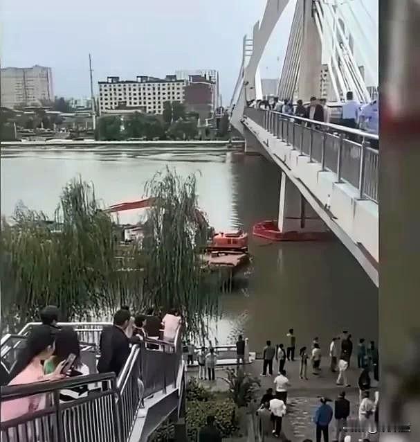 新郎父母清醒了！儿子已经跳河没了，女方表示，会尽快去看看周某某！自己辛辛苦苦