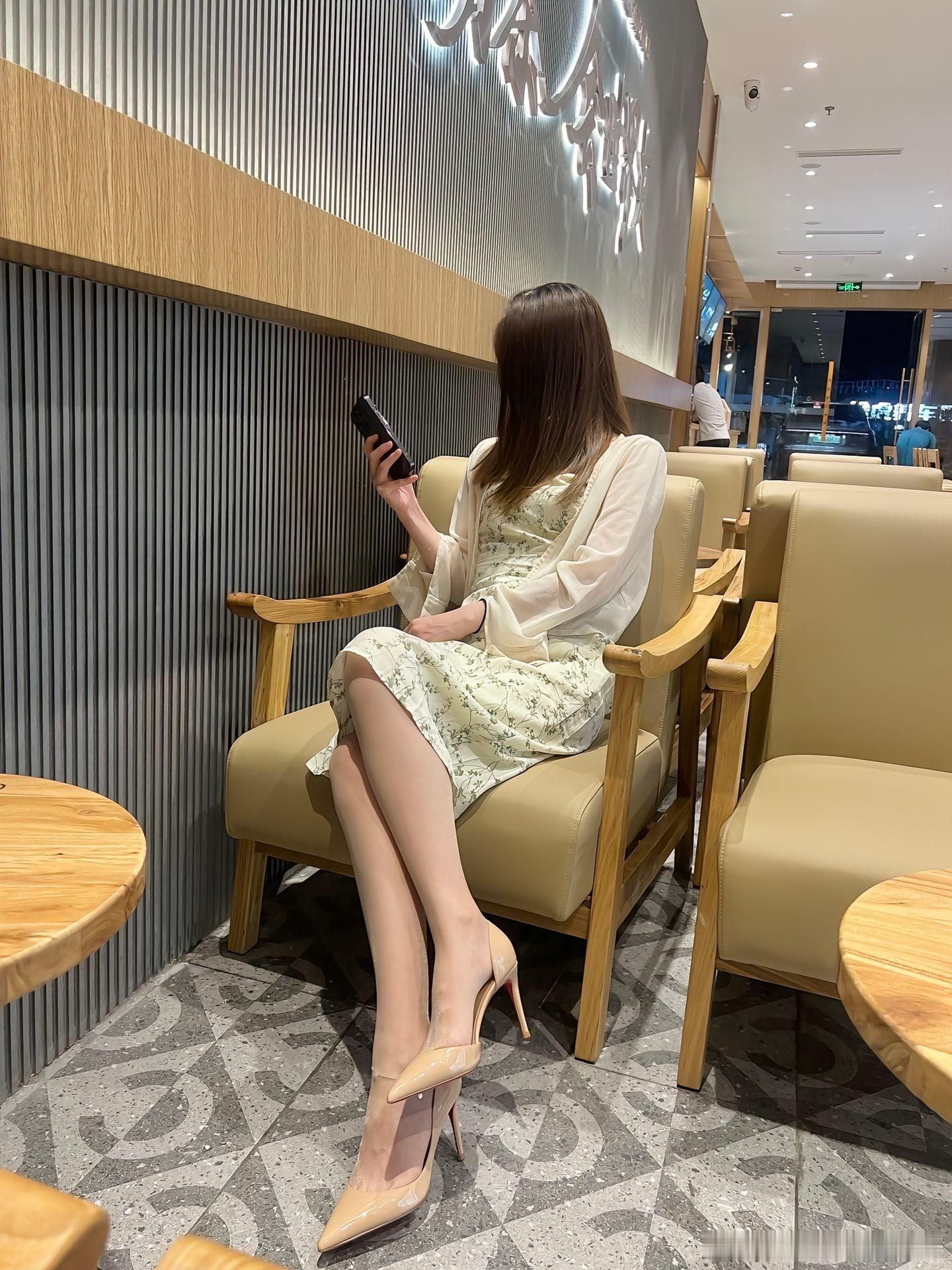 裸色高跟搭配肉色丝袜~​​​