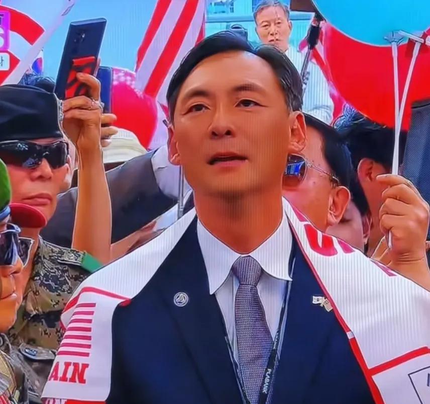 尹锡悦不死心，花重金从美国请来了一个前大官为他站台，这人之前在美国做过官，但是现
