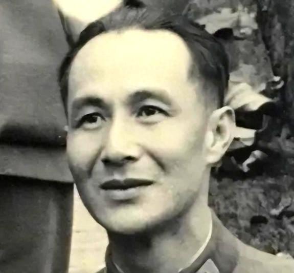 1948年，解放军正准备炸毁一辆仓皇逃窜的美制坦克，突然一名国军军官狼狈地钻出炮