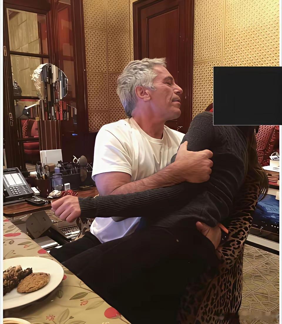 可以明显的看出，这些被爱泼斯坦骗来的姑娘对他很抗拒。