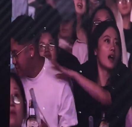演唱会KissCam镜头一对准，男生凑过去想亲，女生一把推开，转头亲了闺蜜——