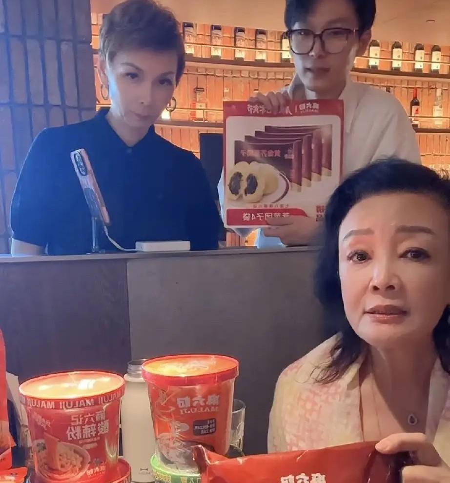 今天下午张兰和洋洋来到店里一起直播，又被气的不轻……张兰一开播，瞬间涌进来两万