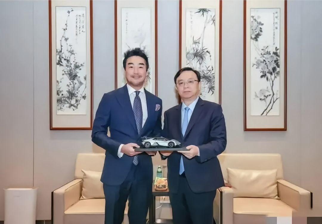 花1200万买辆国产车傻不傻？全球第一辆仰望U9X交付了，由比亚迪董事长王传