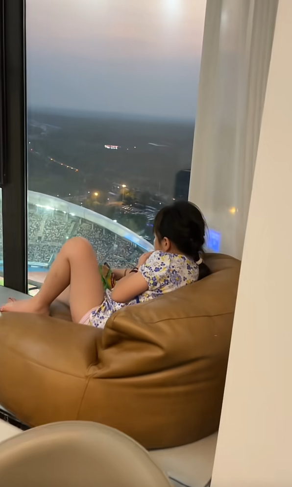 这比现场爽多了，空调开着，小啤酒喝着，零食吃着，一年下来的球赛演唱会门票都要省